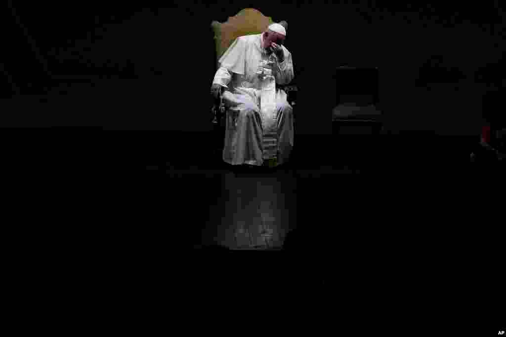 Paus Fransiskus memberi isyarat saat menghadiri pertemuan tahunan organisasi pro-keluarga di Auditorium della Conciliazione, Roma.