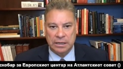 „Всушност, постои сè поголем реализам дека нема друга алтернатива. Така, мислам дека ќе видиме и се надевам дека ќе видиме тој пат да продолжи да биде главна политичка цел на новата влада“, изјави Ескобар во онлајн интервју за Европскиот центар на Атлантскиот совет