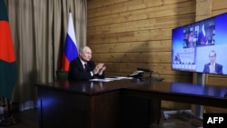 Presiden Rusia Vladimir Putin menghadiri upacara yang didedikasikan untuk pengiriman uranium pertama untuk pembangkit listrik tenaga nuklir yang didukung Rusia di Rooppur, Bangladesh, melalui tautan video di Sochi, 5 Oktober 2023. (Mikhail METZEL / POOL / AFP)