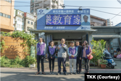 前香港民主黨區議員徐百弟在北台灣新北市淡水區的競選總部接受美國之音採訪 (美國之音特約記者方琦拍攝)
