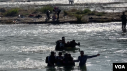 Miles de migrantes, muchos de ellos venezolanos, continúan entrando entre alambradas y tras cruzar el Río Grande, a EEUU. Tienen la esperanza de salir adelante mientras argumentan que la violencia, la falta de oportunidades, los sacan de sus países.