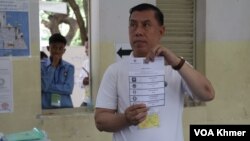 ប្រធាន​ការិយាល័យ​បោះឆ្នោត​នៃ​មណ្ឌល​បោះឆ្នោត​វិទ្យាល័យ​ឬស្សីកែវ បង្ហាញ​សន្លឹក​ដែល​បាន​គូស​ចំ​គណបក្ស​ឆន្ទៈខ្មែរ នៅ​មណ្ឌល​បោះឆ្នោត​វិទ្យាល័យ​ឬស្សីកែវ ខណ្ឌ​ឬស្សីកែវ ក្នុង​រាជធានី​ភ្នំពេញ នា​ថ្ងៃទី​២៦ ខែ​ឧសភា ឆ្នាំ​២០២៤។ (ស៊ឹម ចាន់សំណាង/វីអូអេ)