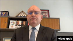 Сите земји во регионот се соочуваат со некои од истите предизвици. Ние сме многу свесни за дезинформациите што ги објавува Путин и Русија. Тоа го гледаме многу години, вели Рикер. 