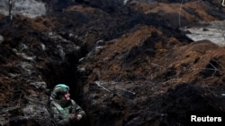 巴赫穆特前线附近战壕里的一名乌克兰军人。(2023年3月8日)