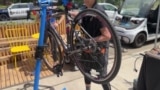 Bengkel Gratis Dadakan Layani Reperasi Sepeda Bagi Warga Setempat