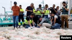 Petugas kepolisian Spanyol menyita sekitar 1.500 kg kokain yang diselundupkan ke Spanyol melalui kapal nelayan Brazil di Gran Canaria, Spanyol, pada 12 Mei 2023. (Foto: Reuters/Borja Suarez).