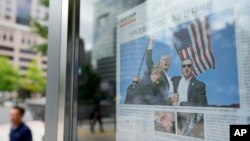 দক্ষিণ কোরিয়ার সোলে এক সংবাদ পত্রে ডনাল্ড ট্রাম্পকে হত্যাচেষ্টার খবর। ফটোঃ ১৫ জুলাই, ২০২৪। 