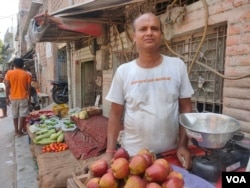 Sanjay Jha, a fruit seller in New Delhi, supports Prime Minister Narendra Modi in elections taking place for millions of Indians on May 25, 2024. (Anjana Pasricha/VOA)