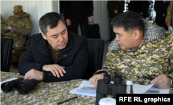 吉尔吉斯斯坦总统萨迪尔·贾帕罗夫(左)和国家安全委员会主席兼事实上的共同统治者坎奇别克·塔希耶夫