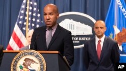 برایان نلسون، معاون وزیر خزانه داری آمریکا در امور اطلاعات تروریسم و مالی، در حال سخنرانی در واشنگتن - آرشیو