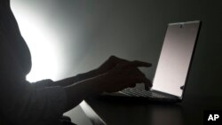 រូបឯកសារ៖ រូបភាពមួយបង្ហាញមនុស្សម្នាក់កំពុងវាយកុំព្យូទ័រ កាលពីថ្ងៃទី ១២ ខែធ្នូ ឆ្នាំ២០១៦។ 