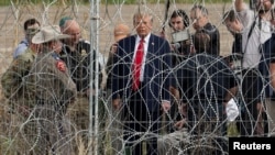 মেক্সিকোর পিয়েদ্রাস নেগ্রাস থেকে দেখা যাচ্ছে, যুক্তরাষ্ট্রের টেক্সাস অঙ্গরাজ্যের ঈগল পাস শহরে যুক্তরাষ্ট্র-মেক্সিকো সীমান্ত পরিদর্শনে এসেছেন রিপাবলিকান প্রেসিডেন্ট পদপ্রার্থী ও যুক্তরাষ্ট্রের সাবেক প্রেসিডেন্ট ডনাল্ড ট্রাম্প। ২৯ ফেব্রুয়ারি, ২০২৪। 