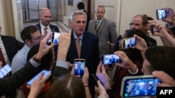 Ketua DPR AS dari Partai Republik, Kevin McCarthy berbicara kepada media di Gedung Capitol, sementara pembicaraan soal plafon utang antara Gedung Putih dan DPR AS masih terus macet (foto: dok). 