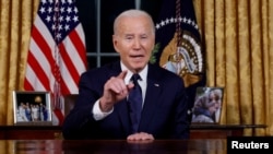 Presiden Joe Biden menyampaikan pidato bangsa tentang pendekatannya terhadap konflik antara Israel dan Hamas, dari Ruang Oval Gedung Putih di Washington, AS 19 Oktober 2023. (Foto: REUTERS/Jonathan Ernst)