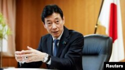资料照：日本经济产业大臣西村康稔（Yasutoshi Nishimura）在东京接受路透社采访。（2023年4月5日）