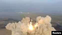 SpaceX's Starship spacecraft atop its powerful Super Heavy rocket lifts off from the company's Boca Chica launchpad on a brief uncrewed test flight near Brownsville, Texas, U.S. April 20, 2023 in a still image from video. (SpaceX/Handout via REUTERS)