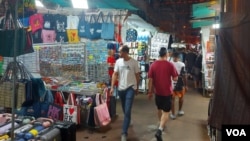 即使是銷情最好的香港特色產品攤位，也遇上門可羅雀的情況(美國之音/林淦峰)