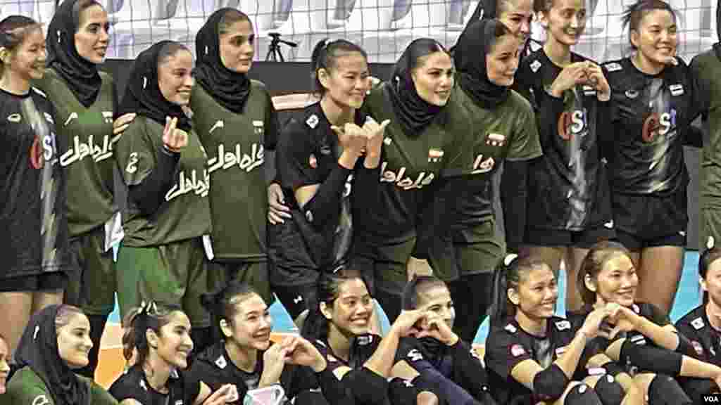 بازیکنان و کادر فنی تیم‌های والیبال زنان ایران و تایلند در پایان دیدار تدارکاتی 