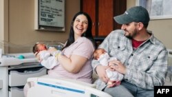 Les deux filles de Caleb et Kelsey Hatcher sont venues au monde à 10 heures d'intervalle.