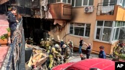 মঙ্গলবার তুরস্কের ইস্তাম্বুলের একটি নাইটক্লাবে আগুন লাগার পর দমকলকর্মীরা কাজ করছেন। ২ এপ্রিল, ২০২৪। 