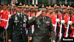 រូបឯកសារ៖ មេបញ្ជាការកងទ័ពជើងគោក លោក ហ៊ុន ម៉ាណែត និងមេបញ្ជាការកងទ័ពជើងគោកថៃ លោក Apirat Kongsompong ក្នុងពិធីគោរពក្បួនទ័ព នៅទីស្នាក់ការកងទ័ពថៃ ក្នុងទីក្រុងបាងកក ប្រទេសថៃ កាលពីថ្ងៃទី ២ ខែមេសា ឆ្នាំ ២០១៩។ 