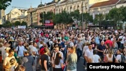 Učesnici protesnog skupa protiv otvaranja rudnika litijuma "Nećeš kopati", u organizaciji Saveza ekoloških organizacija Srbije, na Terazijama, u Beogradu, 10. avgusta 2024. (Foto: FoNet)