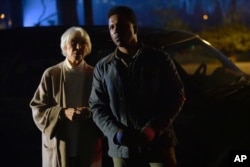 Aktris Ellen Burstyn, kiri, dan aktor Leslie Odom, Jr. dalam film "The Exorcist: Believer." (dok: Anne Marie Fox/Universal Pictures/AP)