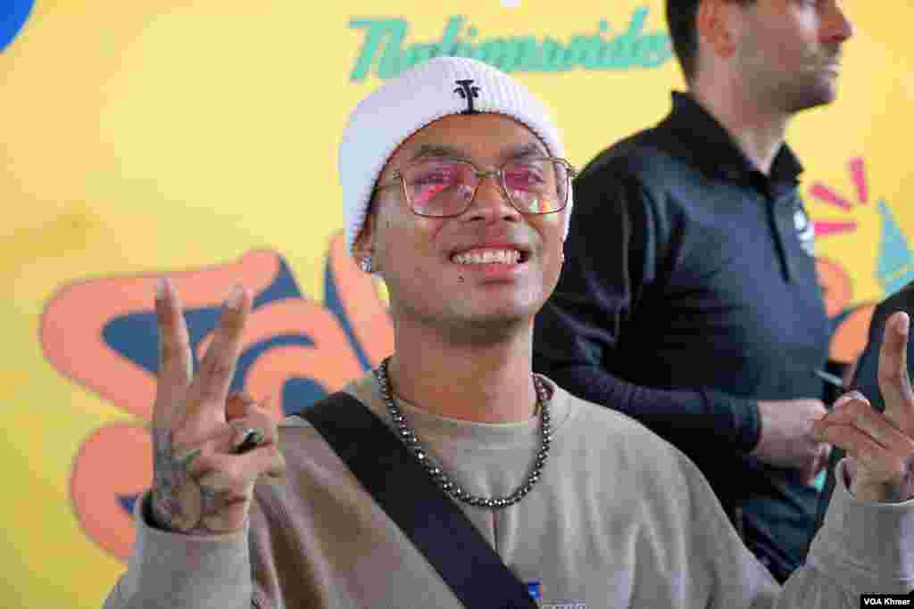 លោក វណ្ណថាន បង្ហាញ​ខ្លួន​នៅ​​ក្នុង​មហោស្រព​ Sabaidee Fest ក្រុង Chino រដ្ឋ​កាលីហ្វ័រញ៉ា ថ្ងៃទី​១៤ មិថុនា ឆ្នាំ២០២៤។(ចាប ចិត្រា/VOA Khmer)