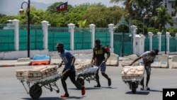 Street vendors withdraw from the area where they were selling their bread, near the National Palace, in Port-au-Prince, Haiti, April 2, 2024.
