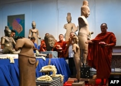 ព្រះសង្ឃ​ប្រោះព្រំ​រូបសំណាក​ដែល​ត្រូវបាន​បញ្ជូន​ពី​សហរដ្ឋអាមេរិក​ឲ្យ​កម្ពុជា​វិញ នៅ​សារមន្ទីរជាតិ​កម្ពុជា នៅរាជធានីភ្នំពេញ កាលពីថ្ងៃទី៤ ខែកក្កដា ឆ្នាំ២០២៤។