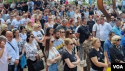 Arhiva - Okupljeni Srbi na protestu na kom je pročitana Vidovdanska deklaracija Srba sa Kosova, u Severnoj Mitrovici, 27. juna 2023. (Foto: Glas Amerike/Budimir Ničić)