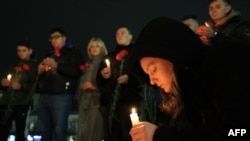 মস্কোর একটি কনসার্ট হলে শুক্রবারের বন্দুক হামলায় নিহতদের স্মরণে ক্রাইমিয়ার সিমফেরোপোলে মোমবাতি জ্বালাতে শোকার্ত মানুষের ভীড় । ( ২২ মার্চ, ২০২৪) 