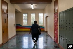 John Simon, remaja yang menjalani operasi bariatrik pada tahun 2022, berjalan di sepanjang lorong sekolahnya di Los Angeles, Senin, 13 Maret 2023. (AP/Jae C. Hong)