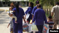 រូបឯកសារ៖ ស្ត្រីដែលជាអ្នកទោស​និង​កូនៗរបស់ពួក​ទទួលបាន​ជំនួយ​នៅ​គុក​ព្រៃស រាជធានីភ្នំពេញ កាលពីថ្ងៃទី៨ ខែមីនា ឆ្នាំ២០១៥។