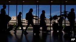 Патници низ Меѓународниот аеродром во Филаделфија, 3 јули 2024 година.