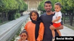 حسین ماهینی به همراه خانواده‌اش