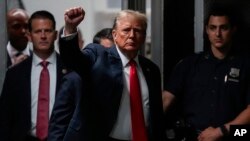 সাবেক প্রেসিডেন্ট ডনাল্ড ট্রাম্প মধ্যাহ্ন ভোজ বিরতির পর ম্যানহাটানের ফৌজদারি আদালতে ফিরে আসছেন। নিউ ইয়র্ক, ২৮ মে, ২০২৪। 