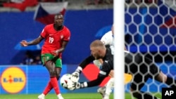 Nuno Mendes, jogador de Portugal, remata contra a Rep. Checa. Junho 18, 2024