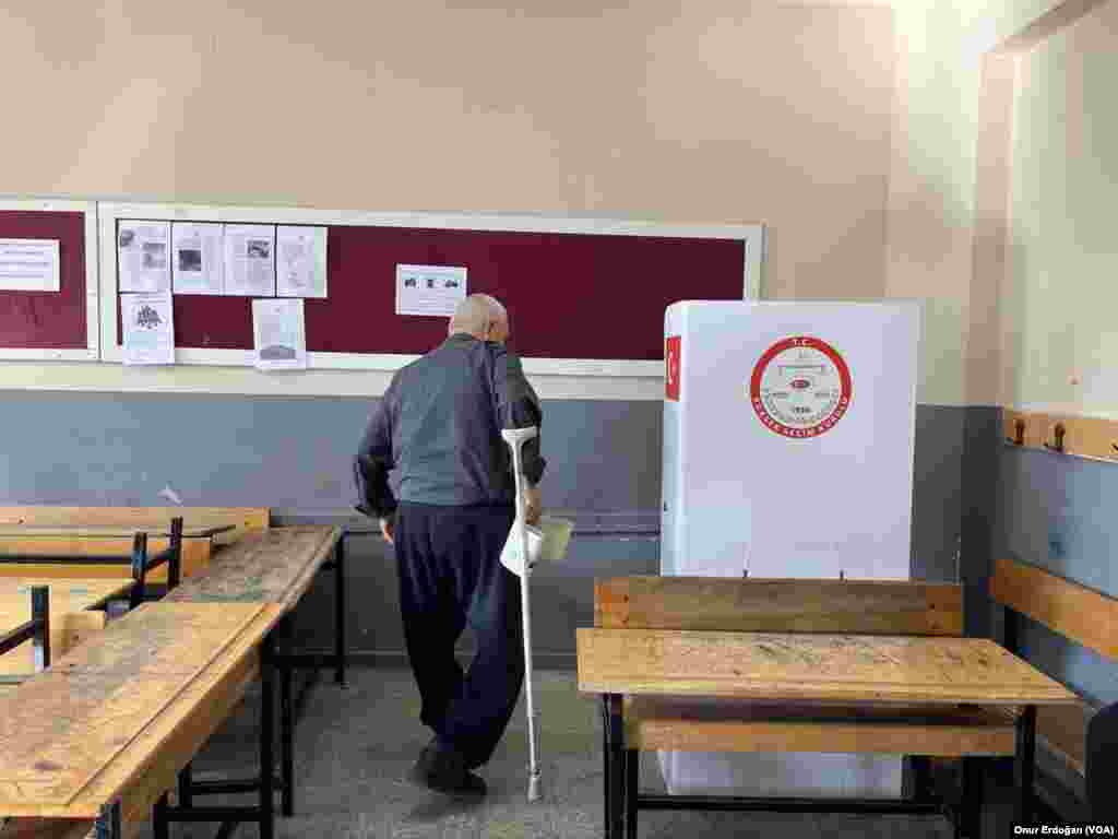 Mersin, Tece'de sandığa ilk gidenler ağırlıklı olarak yaşlı seçmenlerdi. Onur Erdoğan, Mersin