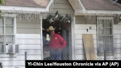 El jefe de policía del condado de San Jacinto, Greg Capers, habla con investigadores en el lugar donde fueron baleadas cinco personas durante la noche, el 29 de abril de 2023, en una zona no incorporada del condado San Jacinto, Texas.