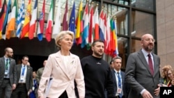 Dari kiri, Presiden Komisi Eropa Ursula von der Leyen, Presiden Ukraina Volodymyr Zelenskyy, dan Presiden Dewan Eropa Charles Michel berjalan bersama selama KTT UE di Brussels pada 9 Februari 2023. (Foto: AP)