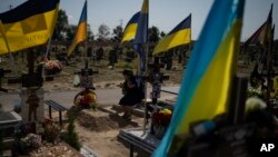 ស្ត្រី​ម្នាក់​យំ​នៅ​ក្បែរ​ផ្នូរ​របស់​កូន​ប្រុស​របស់​ខ្លួន​ដែល​បាន​ស្លាប់​ក្នុង​ការ​ប្រយុទ្ធ​គ្នា​ក្នុង​សង្គ្រាម ខណៈ​ប្រជាជន​អ៊ុយក្រែន​ប្រារព្ធ​ទិវា​បុណ្យ​ឯករាជ្យ​នៅ​ក្នុង​ក្រុង Kharkiv ប្រទេស​អ៊ុយក្រែន កាល​ពី​ថ្ងៃ​ទី២៤ ខែ​សីហា ឆ្នាំ​២០២៣។