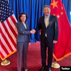 资料照：美国商务部长吉娜·雷蒙多和中国商务部长王文涛5月25日在华盛顿进行会晤 （图片来源：Twitter@SecRaimondo)