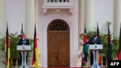 Rais wa Kenya Dr. William Ruto (kulia) akiwa na chansela wa Ujerumani Olaf Scholz (kushoto) wakihutubia waandishi wa habari katika ikulu ya rais Nairobi, Kenya. May 5, 2023