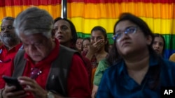 Pendukung dan anggota komunitas LGBTQ bereaksi saat menyaksikan putusan Mahkamah Agung atas petisi yang mengupayakan legalisasi pernikahan sesama jenis, di Mumbai, India, Selasa, 17 Oktober 2023. (AP/Rafiq Maqbool)
