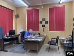 Marion County Record publisher and owner Eric Meyer edits at his desk. His family bought the town's newspaper in 1998 to avoid a large company taking it over. (VOA/Liam Scott)
