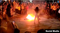  سپهر امیری، نماینده ایرانی تبار در پارلمان هانوفر آلمان، با اشاره به جهانی شدن صدای اعتراضات سراسری و شعار «زن زندگی آزادی» گفت: «در این روزهای بهاری مطمئن هستم که نور بر تاریکی پیروز است و ایران از خاکستر خود برخواهد خواست.»