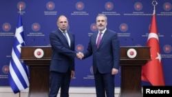 Menteri Luar Negeri Turki Hakan Fidan berjabat tangan dengan Menteri Luar Negeri Yunani George Gerapetritis saat konferensi pers di Ankara, Turki, 5 September 2023. (REUTERS/Cagla Gurdogan)