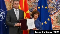 Претседателката Гордана Сиљановска - Давкова му го врачи мандатот за формирање влада на лидерот на ВМРО-ДПМНЕ, Христијан Мицкоски, во Скопје, 06 06 2026