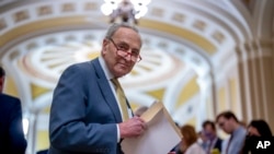 El líder de la mayoría del Senado, Chuck Schumer, demócrata por Nueva York, habla con los periodistas en el Capitolio de Washington, el martes 12 de diciembre de 2023.